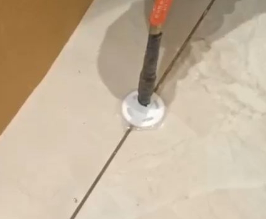 老边瓷砖空鼓维修公司专业解答瓷砖在铺贴过程中，如果没有涂抹均匀到位的粘结材料（如水泥砂浆或瓷砖胶），可能会导致以下问题