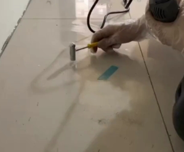 老边瓷砖开裂维修公司专业分享瓷砖在铺贴前如果没有沥干水分，将会导致以下问题