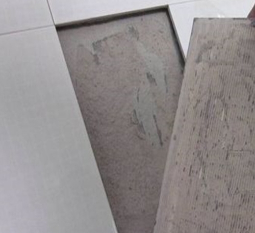 老边瓷砖空鼓维修公司分享瓷砖铺贴时如果打浆（即涂抹在瓷砖背面和基层上的砂浆或瓷砖胶）过少，会带来以下问题